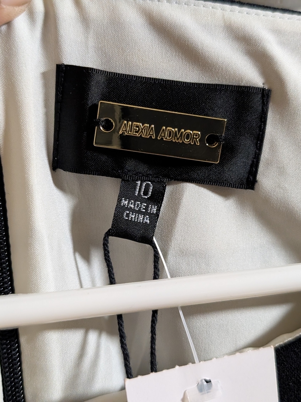 Label inside women's jacket - Picture 2 of 3